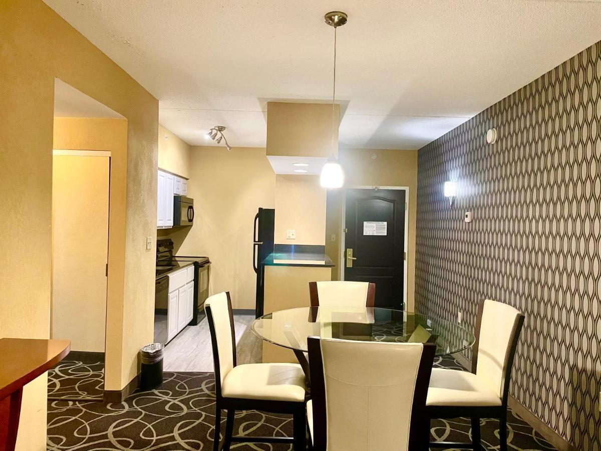 Park Manor Hotel Clifton Park Eksteriør bilde A suite at the Hilton Garden Inn in San Francisco