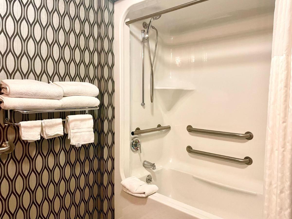 Park Manor Hotel Clifton Park Eksteriør bilde A shower with grab bars