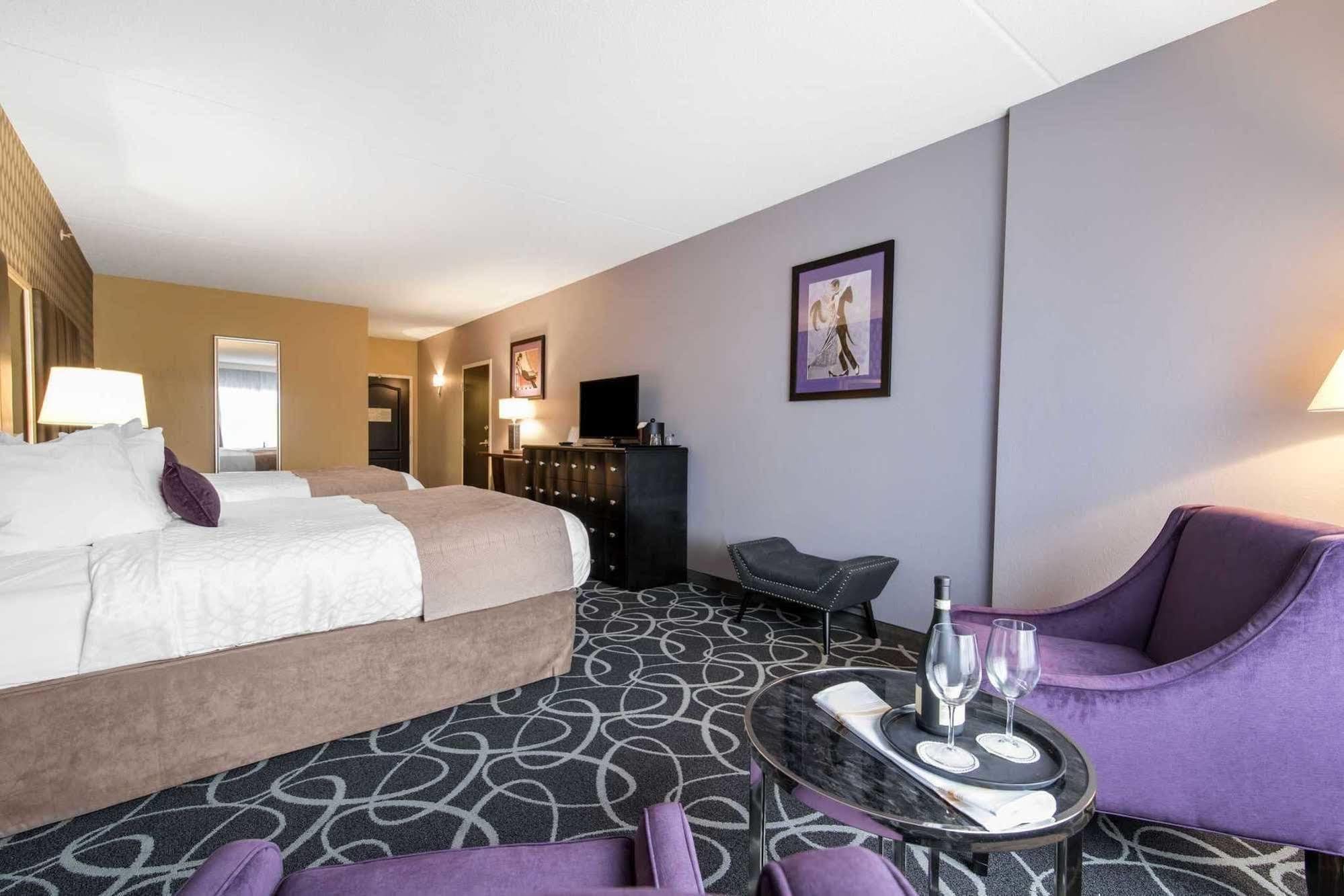 Park Manor Hotel Clifton Park Eksteriør bilde A suite at the Hotel Indigo in San Francisco