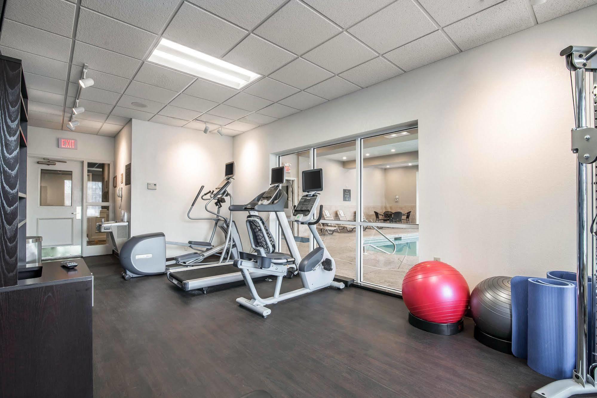 Park Manor Hotel Clifton Park Eksteriør bilde The fitness center at the 100 North Main Street location