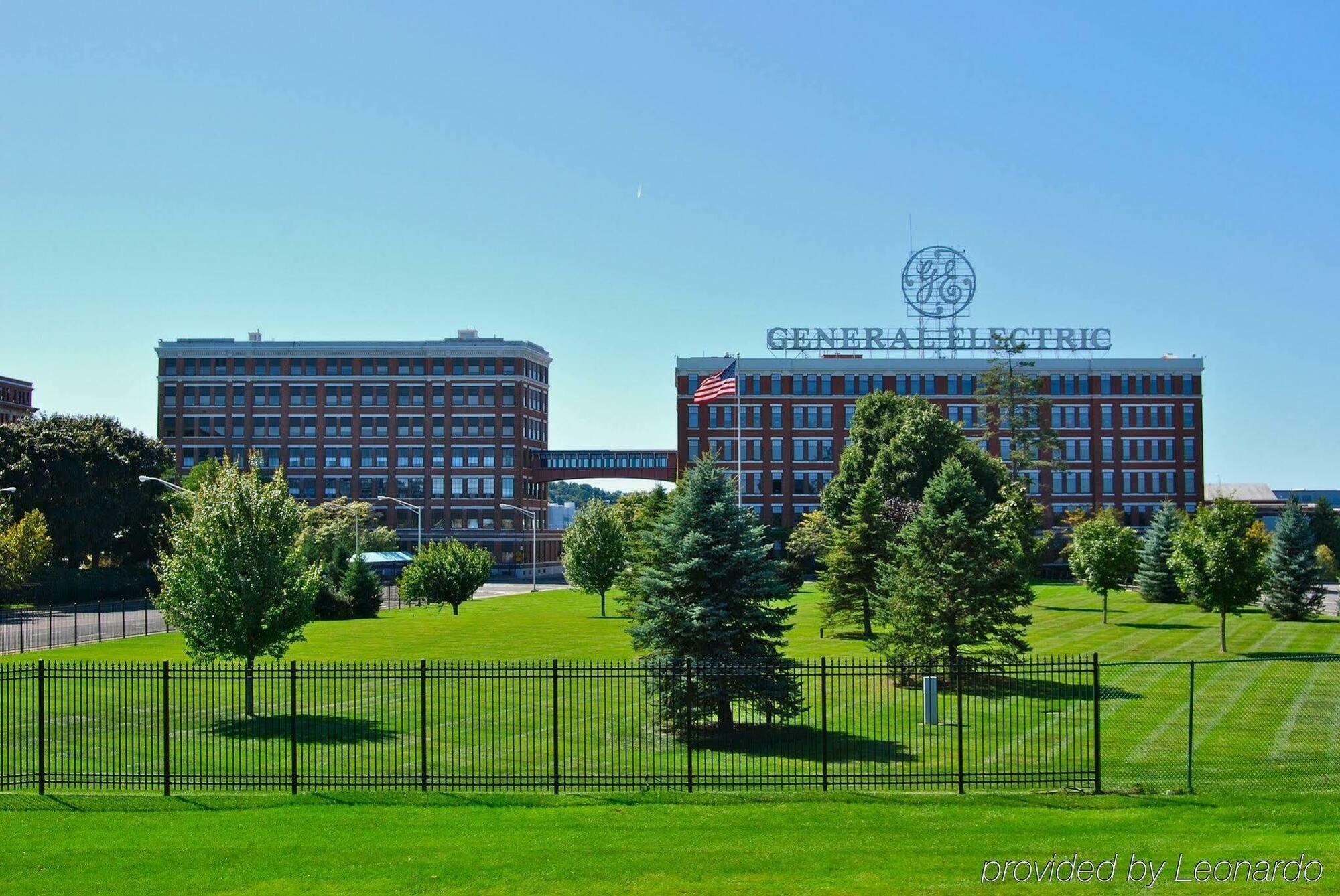 Park Manor Hotel Clifton Park Eksteriør bilde The General Motors Technical Center in Warren, Michigan