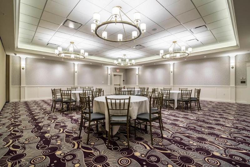Park Manor Hotel Clifton Park Eksteriør bilde The ballroom at the 2010 Convention Center